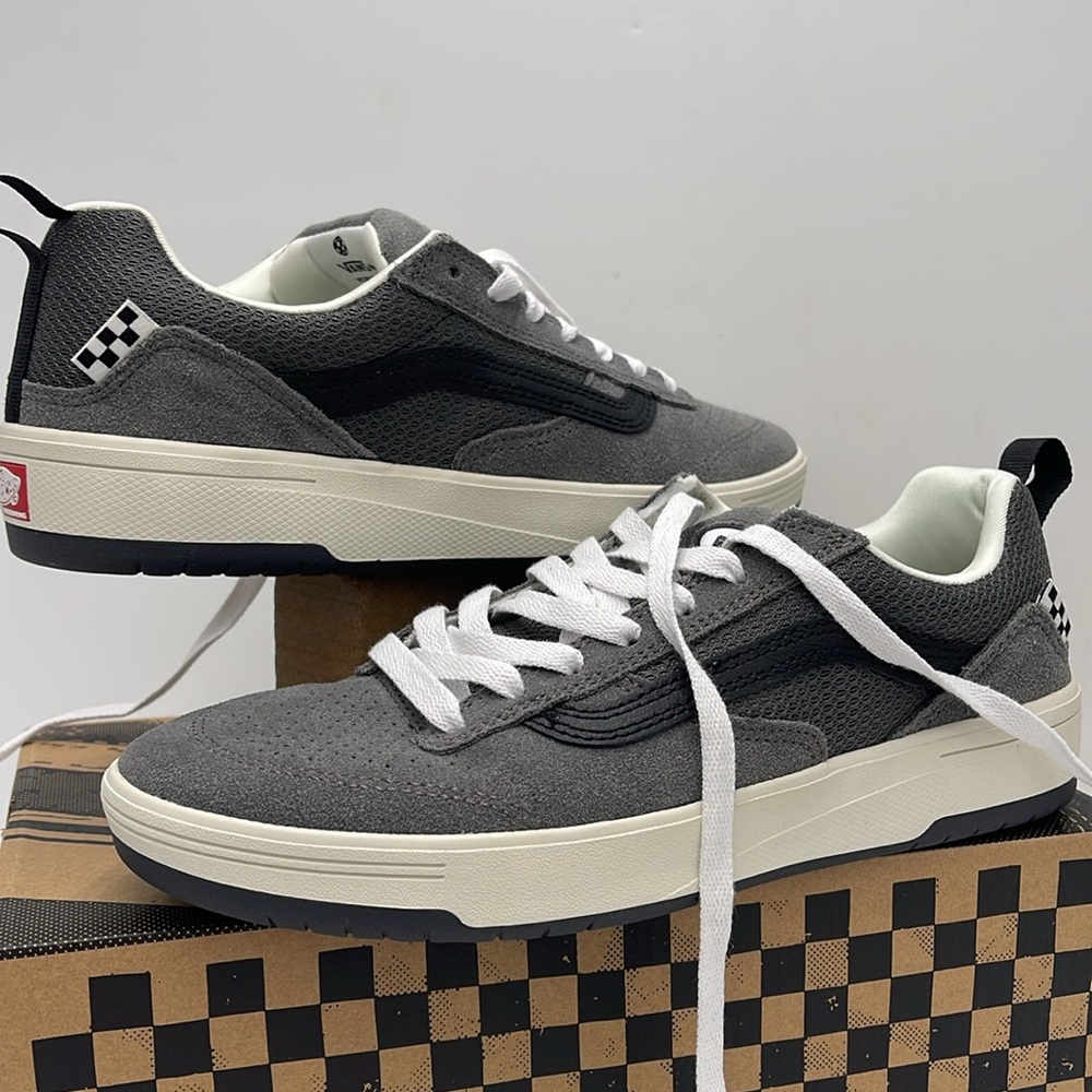 Vans WMNS Zahba Grey/Black
VN0007QQN43
Sneakers - Picture 8 of 16